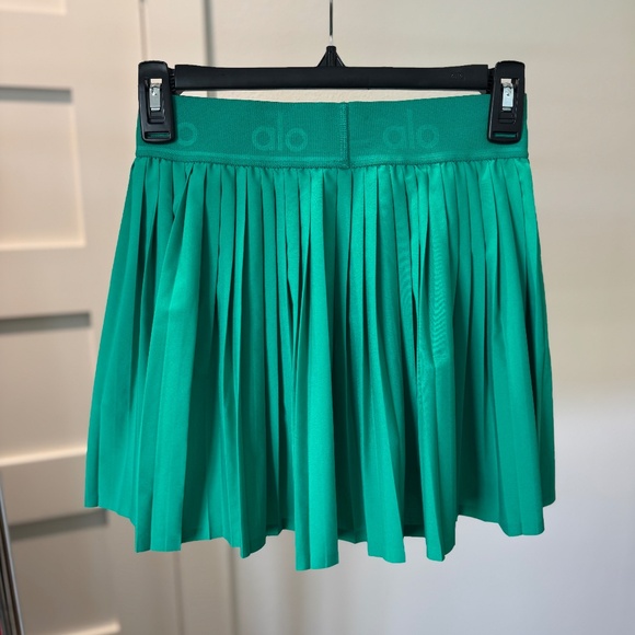 ALO -  Ace's Tennis Skirt in Green Emerald (XS) - Perfect Color for Holidays! - Picture 3 of 4